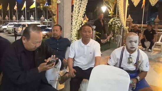 ฮือฮา ! มือปริศนาโผล่ในภาพถ่ายงานศพ ดอน จมูกบาน ฮือฮา ! มือปริศนาโผล่ในภาพถ่ายงานศพ ดอน จมูกบาน