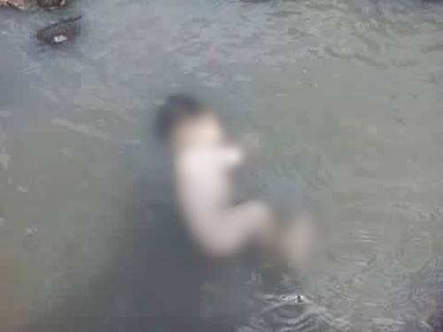 สลดใจ ! ภาพศพเด็กทารก ถูกทิ้งลอยอยู่ในน้ำ เตือนถ้ารักสนุก ต้องรู้จักป้องกัน สลดใจ ! ภาพศพเด็กทารก ถูกทิ้งลอยอยู่ในน้ำ เตือนถ้ารักสนุก ต้องรู้จักป้องกัน