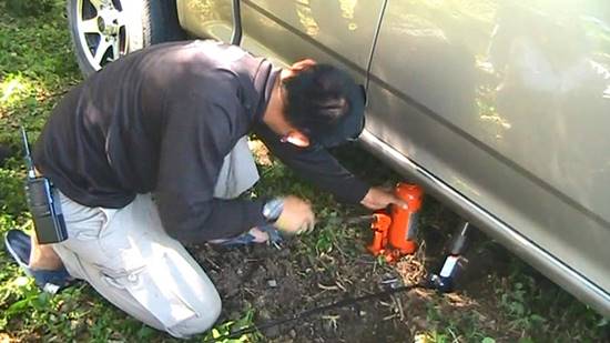 หวิดสลด ! ปล่อยเด็ก 6 ขวบ อยู่ลำพังในรถ ปลดเบรกมือเกือบไหลตกน้ำ หวิดสลด ! ปล่อยเด็ก 6 ขวบ อยู่ลำพังในรถ ปลดเบรกมือเกือบไหลตกน้ำ