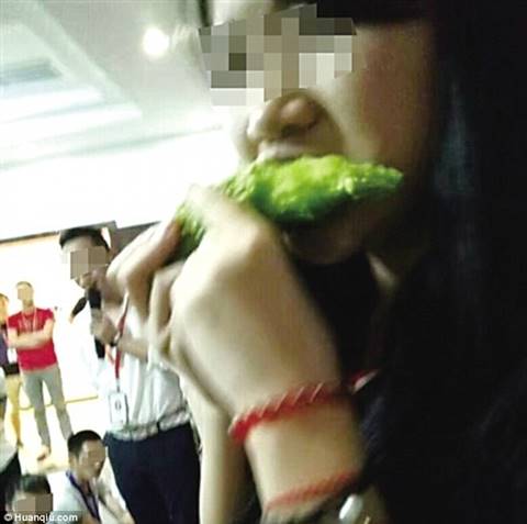 บริษัทฉาว บังคับพนักงานกินมะระขมสด ๆ ลงโทษทำยอดไม่ได้ตามเป้า บริษัทฉาว บังคับพนักงานกินมะระขมสด ๆ ลงโทษทำยอดไม่ได้ตามเป้า