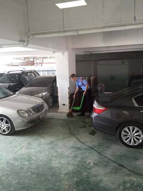 หล่ออะไรเบอร์นั้น ! รปภ. ตึกรอยัล ลี ถนนศรีนครินทร์ อย่างกับนายแบบ หล่ออะไรเบอร์นั้น ! รปภ. ตึกรอยัล ลี ถนนศรีนครินทร์ อย่างกับนายแบบ