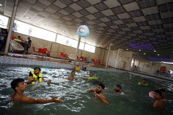 อิรักร้อนทะลุ 53 องศา ชาวเมืองทนไม่ไหวต้องเปิดน้ำฝักบัวกันข้างถนน อิรักร้อนทะลุ 53 องศา ชาวเมืองทนไม่ไหวต้องเปิดน้ำฝักบัวกันข้างถนน