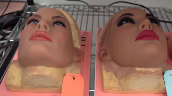 เบื้องหลังการผลิตตุ๊กตายาง กว่าจะสวยพร้อมใช้งานก็ผ่านความหลอนไม่เบา ! เบื้องหลังการผลิตตุ๊กตายาง กว่าจะสวยพร้อมใช้งานก็ผ่านความหลอนไม่เบา !