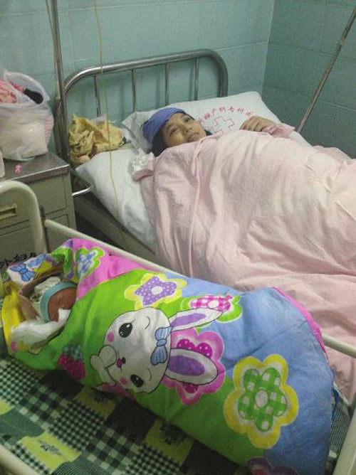 คนเดินถนนจีนช่วยหญิงคลอดลูกกลางสายฝน คนเดินถนนจีนช่วยหญิงคลอดลูกกลางสายฝน