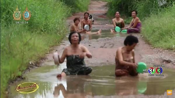 บิ๊กตู่ เตือน ชาวบ้านอาบน้ำหลุมถนน อย่าทำอีก ภาพไปถึงยูเอ็นแล้ว อายเขาไหม บิ๊กตู่ เตือน ชาวบ้านอาบน้ำหลุมถนน อย่าทำอีก ภาพไปถึงยูเอ็นแล้ว อายเขาไหม