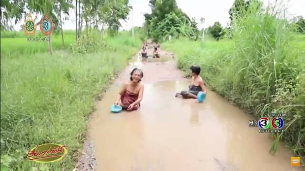 คุณยายเอาด้วย ! ยกแก๊งนุ่งกระโจมอก อาบน้ำในหลุมบนถนน คุณยายเอาด้วย ! ยกแก๊งนุ่งกระโจมอก อาบน้ำในหลุมบนถนน