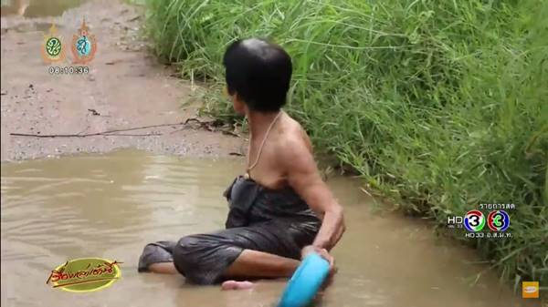 คุณยายเอาด้วย ! ยกแก๊งนุ่งกระโจมอก อาบน้ำในหลุมบนถนน คุณยายเอาด้วย ! ยกแก๊งนุ่งกระโจมอก อาบน้ำในหลุมบนถนน