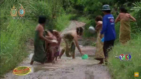 คุณยายเอาด้วย ! ยกแก๊งนุ่งกระโจมอก อาบน้ำในหลุมบนถนน คุณยายเอาด้วย ! ยกแก๊งนุ่งกระโจมอก อาบน้ำในหลุมบนถนน