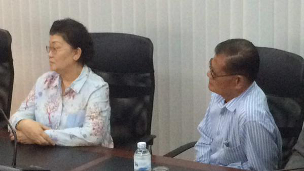 บิดา-มารดา ท่านผู้หญิงศรีรัศมิ์ พบกองปราบ แจงคดีแกล้งหญิงราชบุรีติดคุก บิดา-มารดา ท่านผู้หญิงศรีรัศมิ์ พบกองปราบ แจงคดีแกล้งหญิงราชบุรีติดคุก