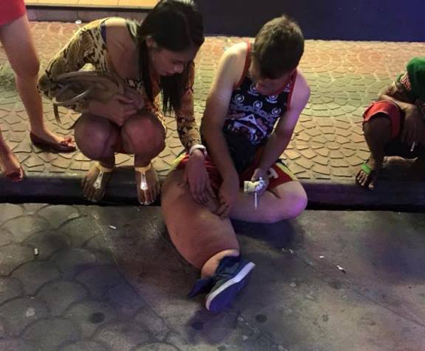 ยังจำได้ไหม ? หนุ่มเยอรมันขาบวมสุดแสบ โผล่อีก ! รอบนี้ไปขอทานฟิลิปปินส์ ยังจำได้ไหม ? หนุ่มเยอรมันขาบวมสุดแสบ โผล่อีก ! รอบนี้ไปขอทานฟิลิปปินส์