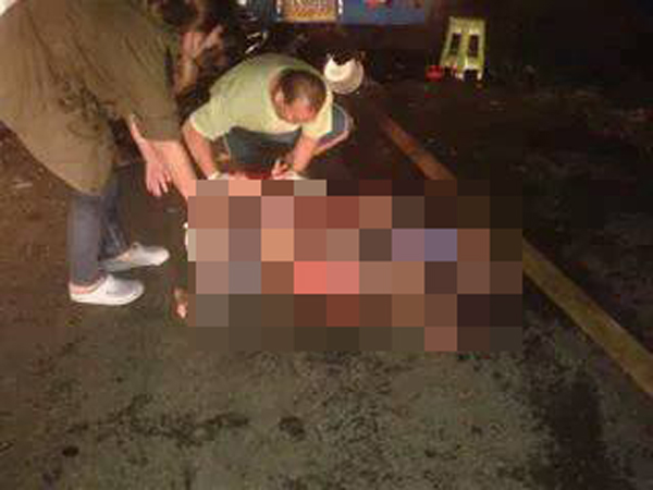 รถตู้โดยสารเปลี่ยนเลน เสยท้ายรถบัสจอดเสียช่องขวาสุด ตาย 3 รถตู้โดยสารเปลี่ยนเลน เสยท้ายรถบัสจอดเสียช่องขวาสุด ตาย 3