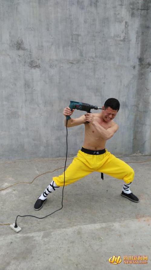 หนุ่มโชว์วิชากังฟูเส้าหลิน นอนบนหอก-สว่านเจาะหัว ไม่บาดเจ็บสักกะนิด ! หนุ่มโชว์วิชากังฟูเส้าหลิน นอนบนหอก-สว่านเจาะหัว ไม่บาดเจ็บสักกะนิด !