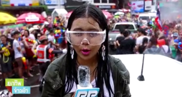 ดราม่าร้อน ! นักข่าวโดนที่ฉีดแมลงฉีดหน้าวันสงกรานต์ ดราม่าร้อน ! นักข่าวโดนที่ฉีดแมลงฉีดหน้าวันสงกรานต์