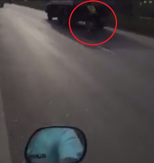 คลิปนักปั่นจักรยานท้าตาย ออกขวาเกาะท้ายรถสิบล้อ ชาวเน็ตรุมฉะยับ !! คลิปนักปั่นจักรยานท้าตาย ออกขวาเกาะท้ายรถสิบล้อ ชาวเน็ตรุมฉะยับ !!