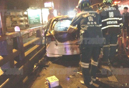 ยาริสซิ่งเสยท้ายรถบรรทุก ไฟคลอกดับ 2 ศพ ต่อหน้าชาวบ้าน ยาริสซิ่งเสยท้ายรถบรรทุก ไฟคลอกดับ 2 ศพ ต่อหน้าชาวบ้าน