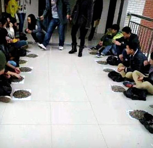 ครูดัดนิสัยนักเรียน ให้แทะเมล็ดทานตะวันกว่า 50 กก. ฐานกินขนมในห้อง ครูดัดนิสัยนักเรียน ให้แทะเมล็ดทานตะวันกว่า 50 กก. ฐานกินขนมในห้อง