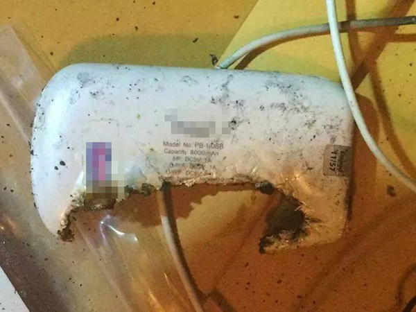 ระทึก Power Bank ระเบิดไฟลุกพรึ่บ หวิดไฟไหม้ห้อง ระทึก Power Bank ระเบิดไฟลุกพรึ่บ หวิดไฟไหม้ห้อง