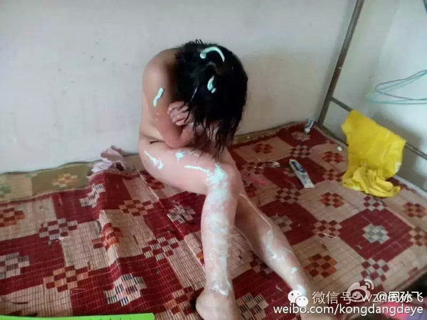 แก๊งเด็กสาวอย่างเถื่อน บุกหอรุมตบอริ จับแก้ผ้าป้ายยาสีฟัน ถ่ายรูประจาน ! แก๊งเด็กสาวอย่างเถื่อน บุกหอรุมตบอริ จับแก้ผ้าป้ายยาสีฟัน ถ่ายรูประจาน !