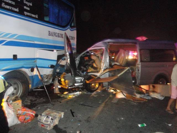 รถตู้โดยสารเปลี่ยนเลน เสยท้ายรถบัสจอดเสียช่องขวาสุด ตาย 3 รถตู้โดยสารเปลี่ยนเลน เสยท้ายรถบัสจอดเสียช่องขวาสุด ตาย 3