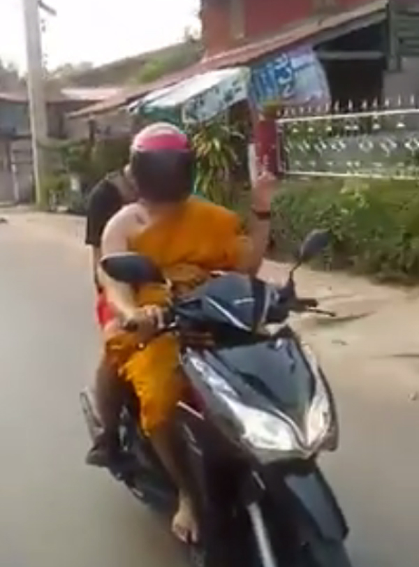 ชาวเน็ตสงสัย คลิปพระแว้นซิ่งฝ่าไฟแดง ใช่พระจริงไหม? ชาวเน็ตสงสัย คลิปพระแว้นซิ่งฝ่าไฟแดง ใช่พระจริงไหม?