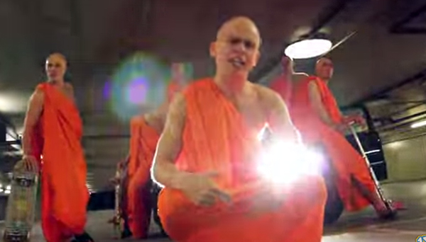 วิจารณ์สนั่น คลิปฝรั่งแต่งพระเล่น MV เพลงอย่างมันส์ เต้นกันจีวรปลิว วิจารณ์สนั่น คลิปฝรั่งแต่งพระเล่น MV เพลงอย่างมันส์ เต้นกันจีวรปลิว