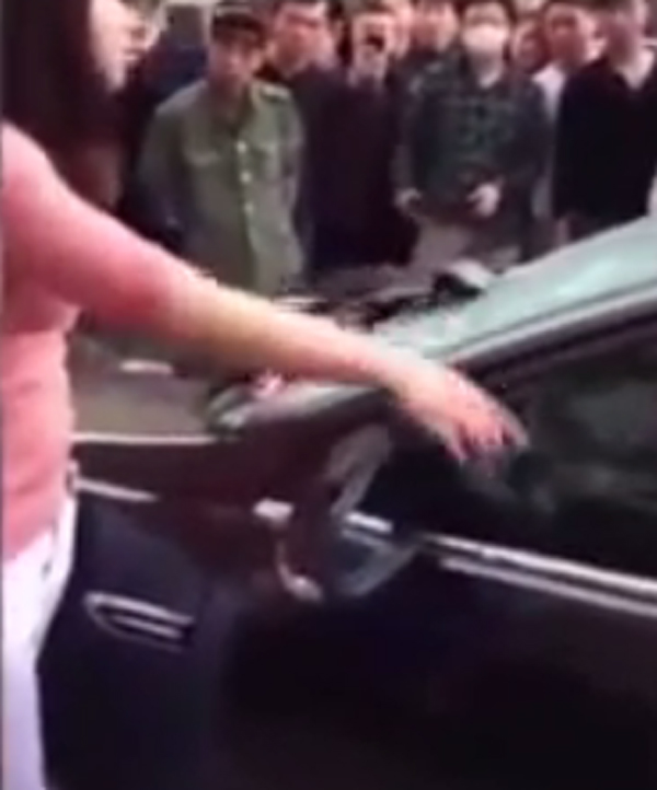 แค้นถูกนอกใจ ภรรยาพลังช้างทุบกระจกรถสามีแตกด้วยมือเปล่า แค้นถูกนอกใจ ภรรยาพลังช้างทุบกระจกรถสามีแตกด้วยมือเปล่า