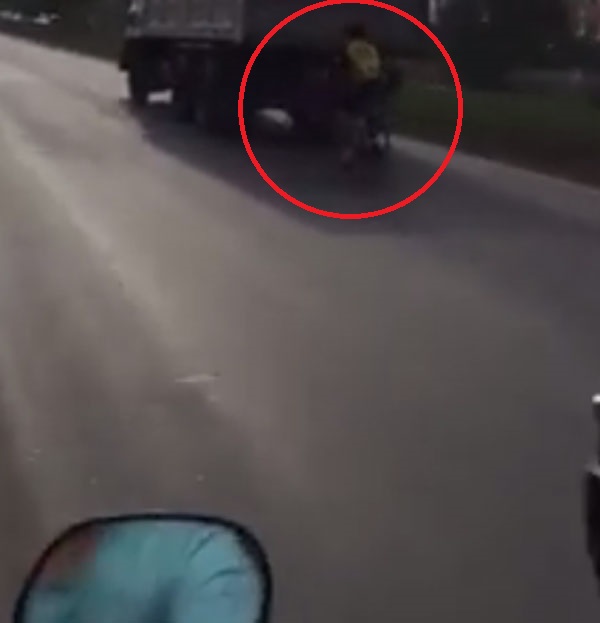 คลิปนักปั่นจักรยานท้าตาย ออกขวาเกาะท้ายรถสิบล้อ ชาวเน็ตรุมฉะยับ !! คลิปนักปั่นจักรยานท้าตาย ออกขวาเกาะท้ายรถสิบล้อ ชาวเน็ตรุมฉะยับ !!