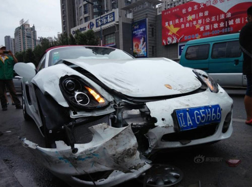 หญิงจีนประเดิมขับรถหรูชนชาวบ้าน หลังถอยออกจากโชว์รูม หญิงจีนประเดิมขับรถหรูชนชาวบ้าน หลังถอยออกจากโชว์รูม