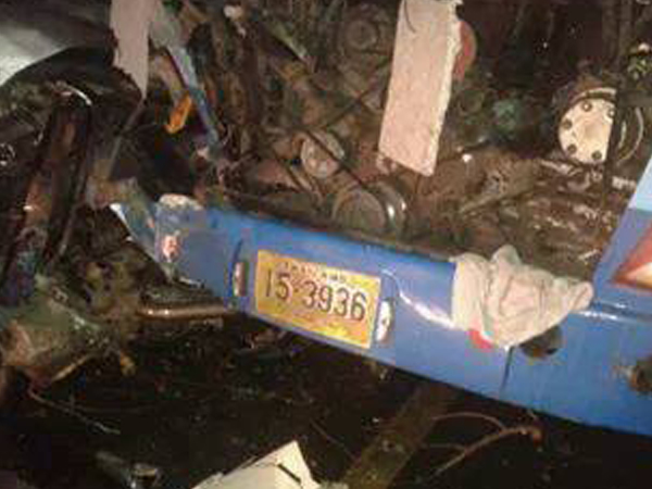 รถตู้โดยสารเปลี่ยนเลน เสยท้ายรถบัสจอดเสียช่องขวาสุด ตาย 3 รถตู้โดยสารเปลี่ยนเลน เสยท้ายรถบัสจอดเสียช่องขวาสุด ตาย 3