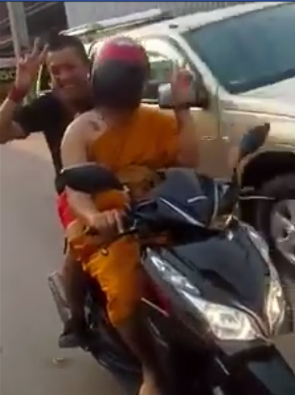 ชาวเน็ตสงสัย คลิปพระแว้นซิ่งฝ่าไฟแดง ใช่พระจริงไหม? ชาวเน็ตสงสัย คลิปพระแว้นซิ่งฝ่าไฟแดง ใช่พระจริงไหม?