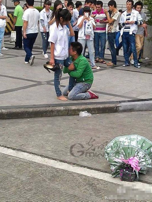 หนุ่มจีนทิ้งศักดิ์ศรี กอดขาอ้อนวอนสาวในที่สาธารณะ หนุ่มจีนทิ้งศักดิ์ศรี กอดขาอ้อนวอนสาวในที่สาธารณะ