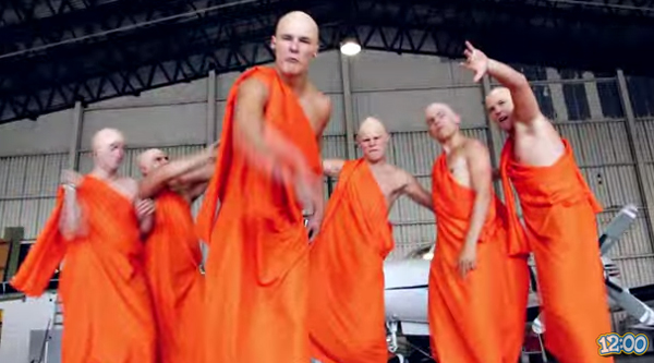 วิจารณ์สนั่น คลิปฝรั่งแต่งพระเล่น MV เพลงอย่างมันส์ เต้นกันจีวรปลิว วิจารณ์สนั่น คลิปฝรั่งแต่งพระเล่น MV เพลงอย่างมันส์ เต้นกันจีวรปลิว