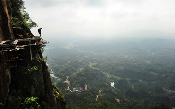 เสียวสุด ! คนงานก่อสร้างทางชมวิวริมหน้าผา กับชีวิตที่แขวนบนเส้นด้าย เสียวสุด ! คนงานก่อสร้างทางชมวิวริมหน้าผา กับชีวิตที่แขวนบนเส้นด้าย