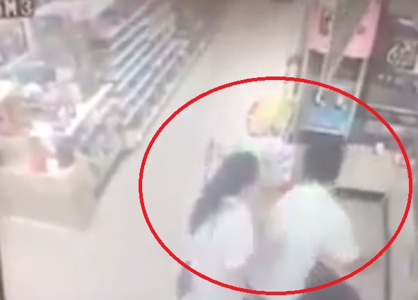 คลิปโจ๋เลือดร้อน ชกพนักงานเซเว่นฯ ถามมีตี_ขายไหม ก่อนได้ตามที่ขอ คลิปโจ๋เลือดร้อน ชกพนักงานเซเว่นฯ ถามมีตี_ขายไหม ก่อนได้ตามที่ขอ