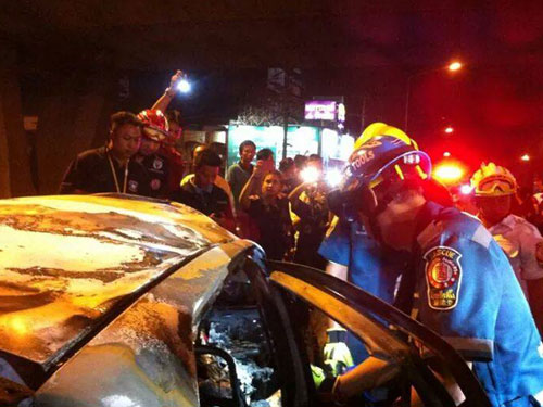 ยาริสซิ่งเสยท้ายรถบรรทุก ไฟคลอกดับ 2 ศพ ต่อหน้าชาวบ้าน ยาริสซิ่งเสยท้ายรถบรรทุก ไฟคลอกดับ 2 ศพ ต่อหน้าชาวบ้าน