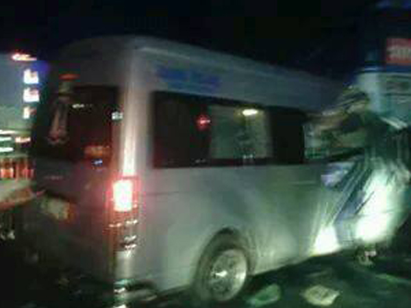 รถตู้โดยสารเปลี่ยนเลน เสยท้ายรถบัสจอดเสียช่องขวาสุด ตาย 3 รถตู้โดยสารเปลี่ยนเลน เสยท้ายรถบัสจอดเสียช่องขวาสุด ตาย 3