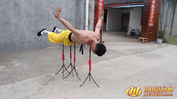 หนุ่มโชว์วิชากังฟูเส้าหลิน นอนบนหอก-สว่านเจาะหัว ไม่บาดเจ็บสักกะนิด ! หนุ่มโชว์วิชากังฟูเส้าหลิน นอนบนหอก-สว่านเจาะหัว ไม่บาดเจ็บสักกะนิด !