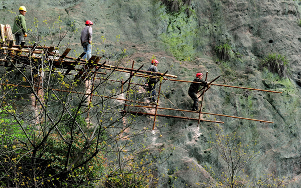 เสียวสุด ! คนงานก่อสร้างทางชมวิวริมหน้าผา กับชีวิตที่แขวนบนเส้นด้าย เสียวสุด ! คนงานก่อสร้างทางชมวิวริมหน้าผา กับชีวิตที่แขวนบนเส้นด้าย