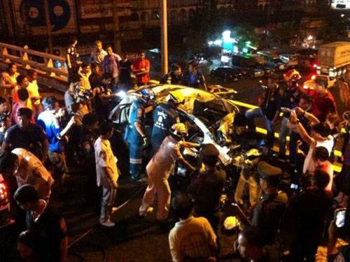 ยาริสซิ่งเสยท้ายรถบรรทุก ไฟคลอกดับ 2 ศพ ต่อหน้าชาวบ้าน ยาริสซิ่งเสยท้ายรถบรรทุก ไฟคลอกดับ 2 ศพ ต่อหน้าชาวบ้าน