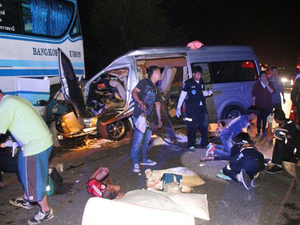 รถตู้โดยสารเปลี่ยนเลน เสยท้ายรถบัสจอดเสียช่องขวาสุด ตาย 3 รถตู้โดยสารเปลี่ยนเลน เสยท้ายรถบัสจอดเสียช่องขวาสุด ตาย 3