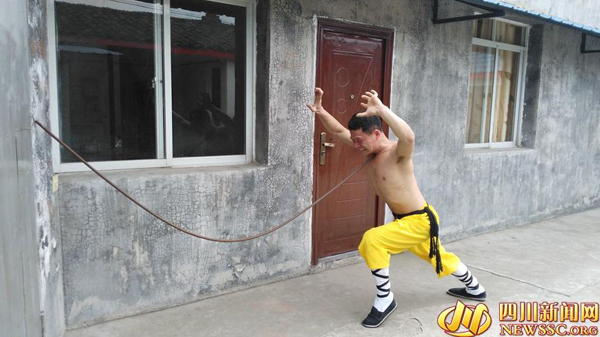 หนุ่มโชว์วิชากังฟูเส้าหลิน นอนบนหอก-สว่านเจาะหัว ไม่บาดเจ็บสักกะนิด ! หนุ่มโชว์วิชากังฟูเส้าหลิน นอนบนหอก-สว่านเจาะหัว ไม่บาดเจ็บสักกะนิด !