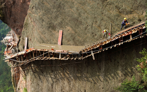 เสียวสุด ! คนงานก่อสร้างทางชมวิวริมหน้าผา กับชีวิตที่แขวนบนเส้นด้าย เสียวสุด ! คนงานก่อสร้างทางชมวิวริมหน้าผา กับชีวิตที่แขวนบนเส้นด้าย