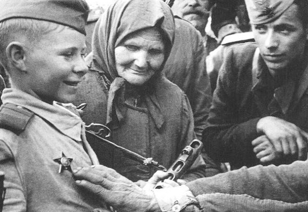 เปิดประวัติศาสตร์โหด 10 กองทัพจับเด็กไปตายในสนามรบ เปิดประวัติศาสตร์โหด 10 กองทัพจับเด็กไปตายในสนามรบ