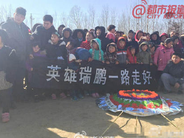 สุดเศร้า ฮีโร่หนุ่มสละชีพช่วยเด็กจมน้ำ แต่แม่เด็กกลับบอกอีกฝ่ายจมน้ำเอง สุดเศร้า ฮีโร่หนุ่มสละชีพช่วยเด็กจมน้ำ แต่แม่เด็กกลับบอกอีกฝ่ายจมน้ำเอง