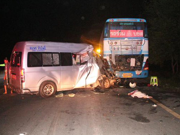 รถตู้โดยสารเปลี่ยนเลน เสยท้ายรถบัสจอดเสียช่องขวาสุด ตาย 3 รถตู้โดยสารเปลี่ยนเลน เสยท้ายรถบัสจอดเสียช่องขวาสุด ตาย 3