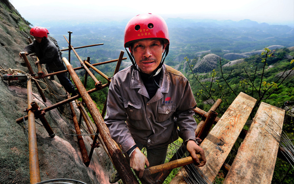 เสียวสุด ! คนงานก่อสร้างทางชมวิวริมหน้าผา กับชีวิตที่แขวนบนเส้นด้าย เสียวสุด ! คนงานก่อสร้างทางชมวิวริมหน้าผา กับชีวิตที่แขวนบนเส้นด้าย