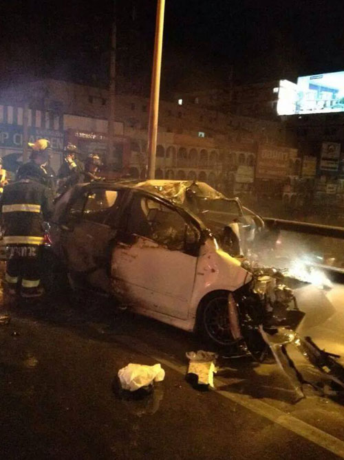 ยาริสซิ่งเสยท้ายรถบรรทุก ไฟคลอกดับ 2 ศพ ต่อหน้าชาวบ้าน ยาริสซิ่งเสยท้ายรถบรรทุก ไฟคลอกดับ 2 ศพ ต่อหน้าชาวบ้าน