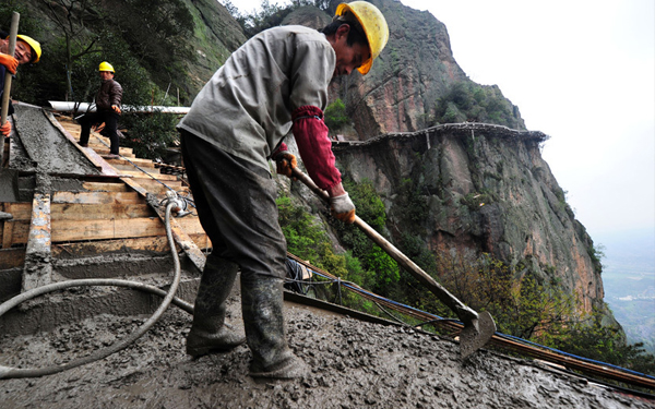 เสียวสุด ! คนงานก่อสร้างทางชมวิวริมหน้าผา กับชีวิตที่แขวนบนเส้นด้าย เสียวสุด ! คนงานก่อสร้างทางชมวิวริมหน้าผา กับชีวิตที่แขวนบนเส้นด้าย