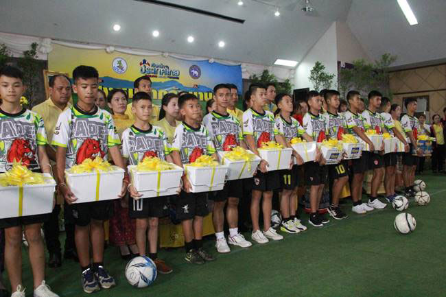 12 ทีมหมูป่าฯ เตรียมบวช 12 ทีมหมูป่าฯ เตรียมบวช