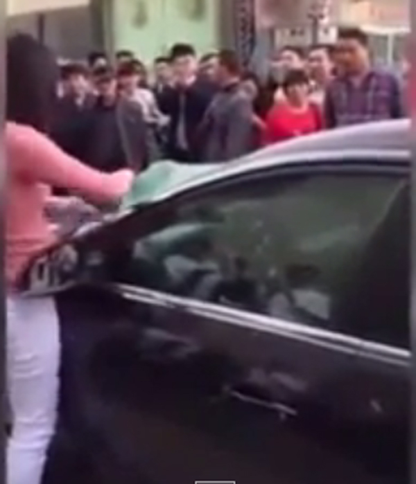 แค้นถูกนอกใจ ภรรยาพลังช้างทุบกระจกรถสามีแตกด้วยมือเปล่า แค้นถูกนอกใจ ภรรยาพลังช้างทุบกระจกรถสามีแตกด้วยมือเปล่า